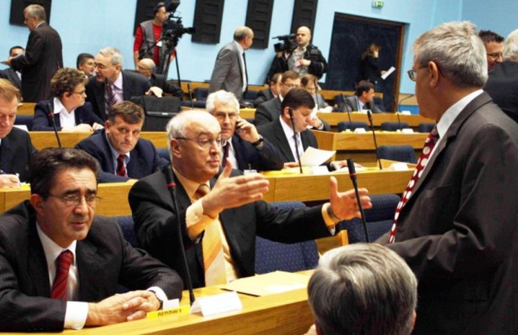 Vrijeđanju među poslanicima došao kraj