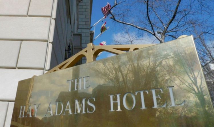 Obama u hotel, Buš ima goste