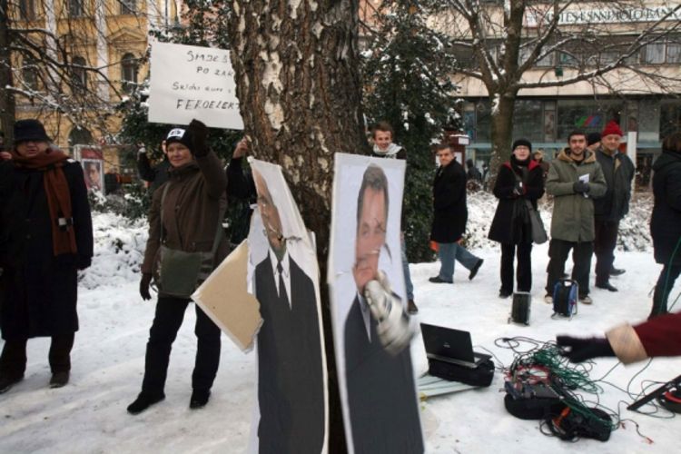 Cipelama gađali portrete političara