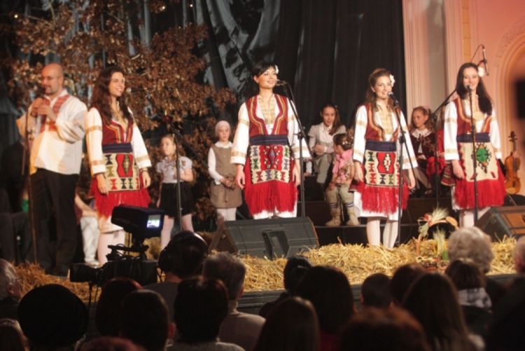 Muzika sa porukama mira, ljubavi i sreće