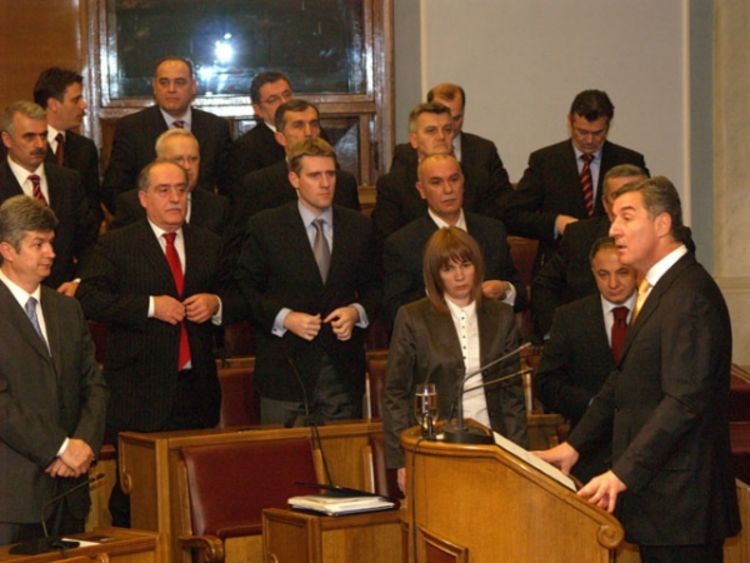 Vlada od Skupštine traži da sebi skrati mandat