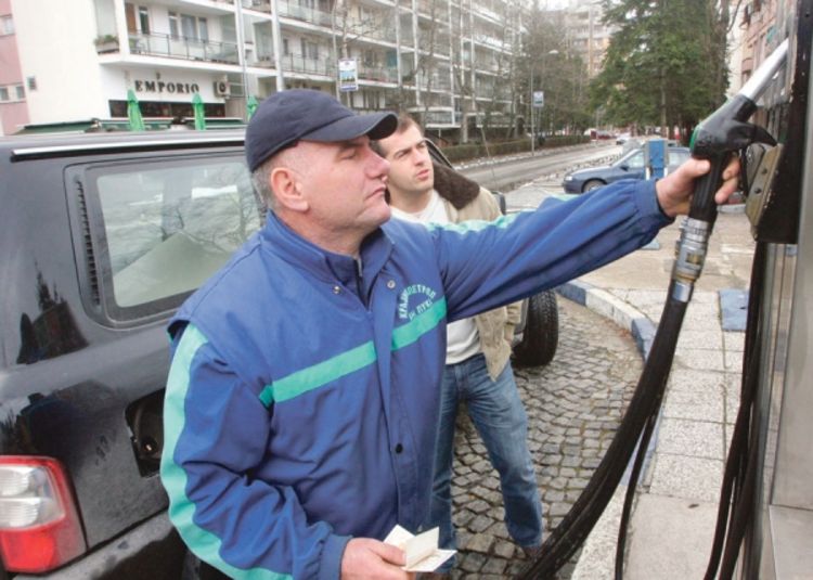 Na svakom litru goriva zarade i do pola marke