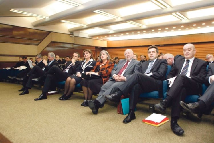 Funkcioneri sebi povećali plate