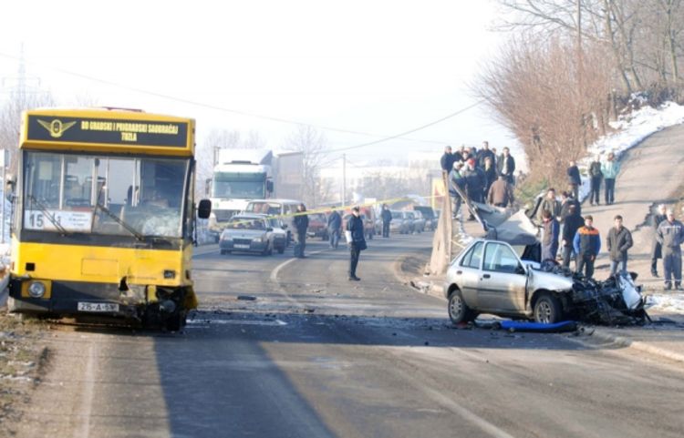 Poginuo u sudaru s punim autobusom