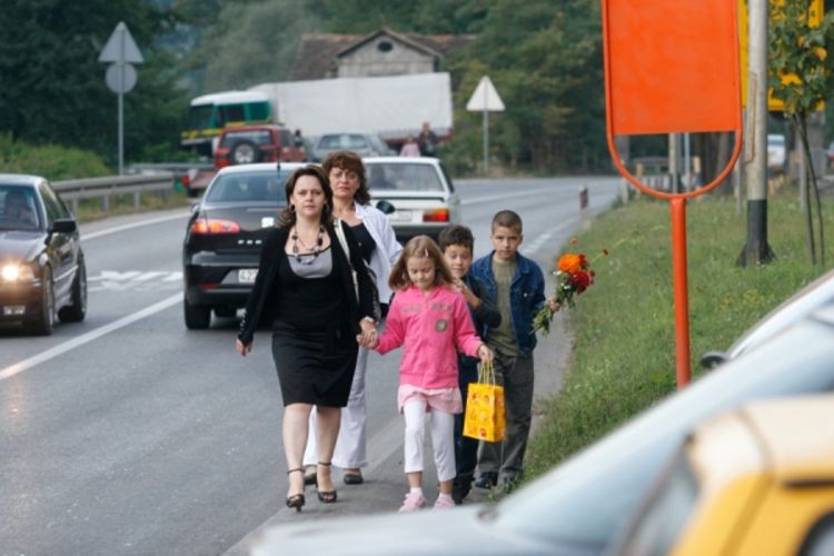 Đaci na ulici s kamionima