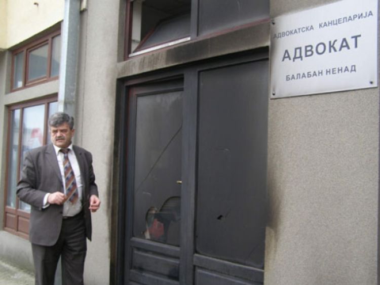 Advokatu zapaljena vrata