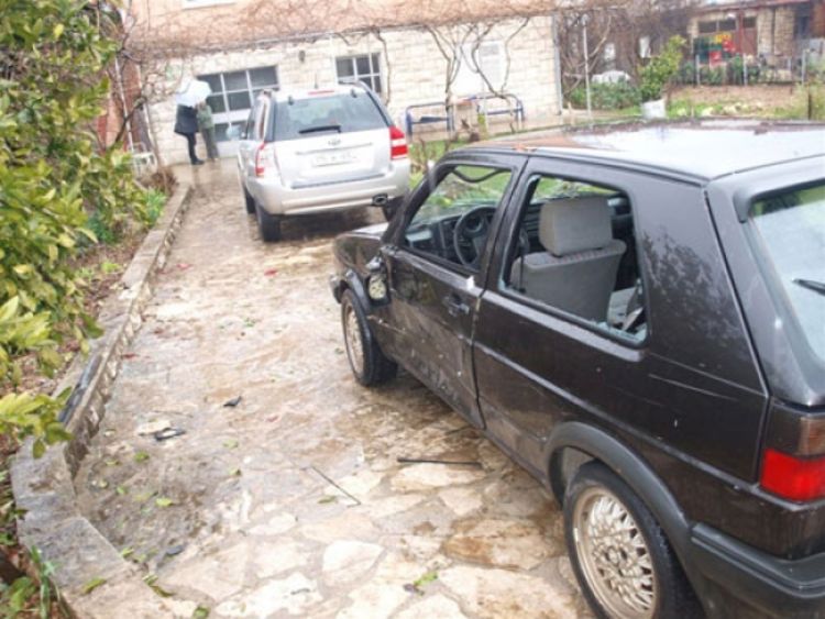 Bačena bomba u dvorište advokata