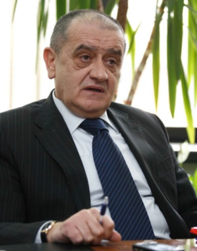 Vjekoslav Bevanda: Manji prihodi