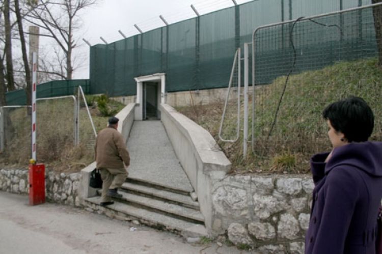 Policajac izbo komandira 