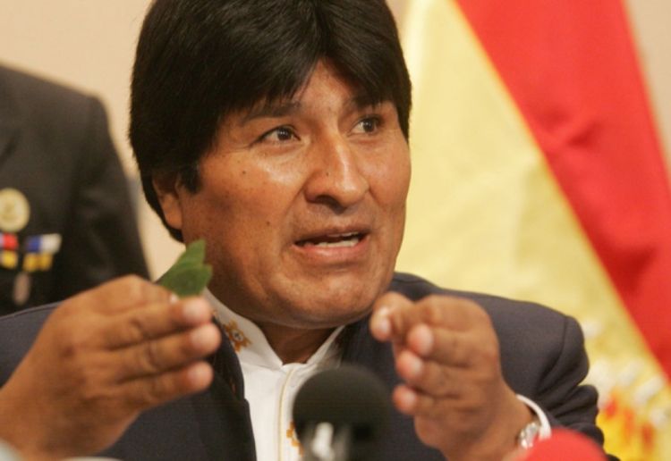Morales javno žvakao koku
