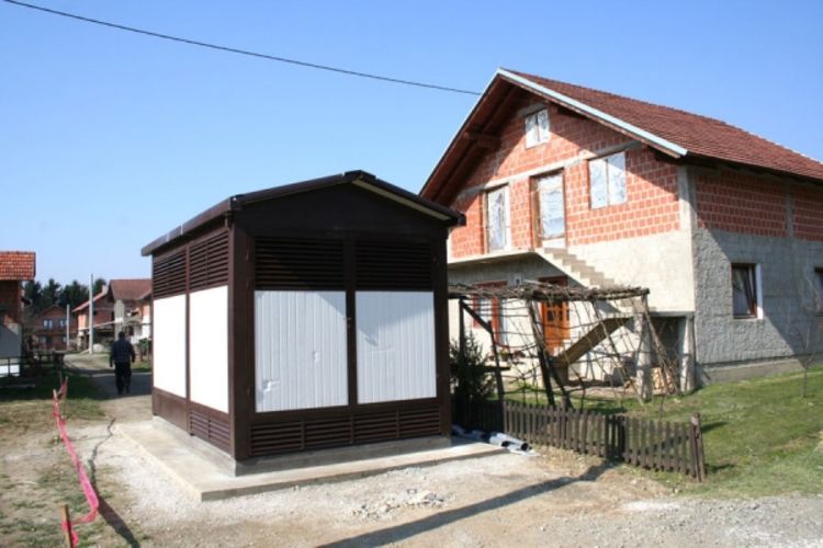 Trafo-stanica nasred ceste