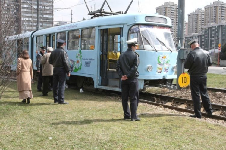 Udario ih tramvaj dok su varili prugu