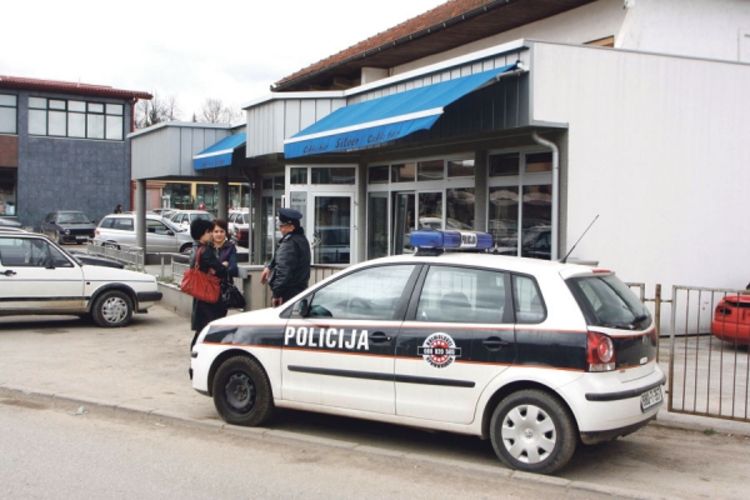Izrešetan ispred kafića