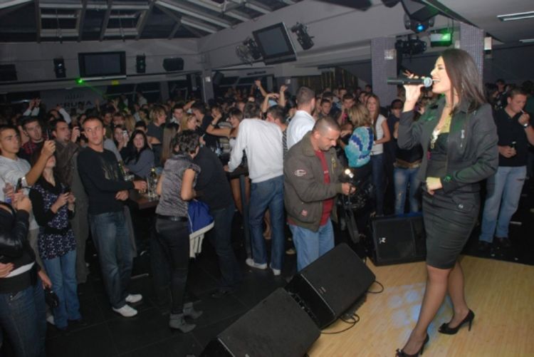 Pucnjava prekinula koncert pjevačice Indy