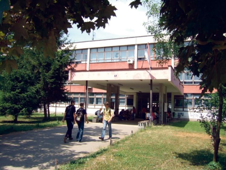 Kod učenice pronađen pištolj sa mecima