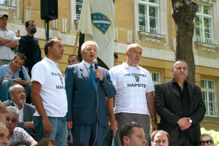 Protive se progonu branilaca BiH