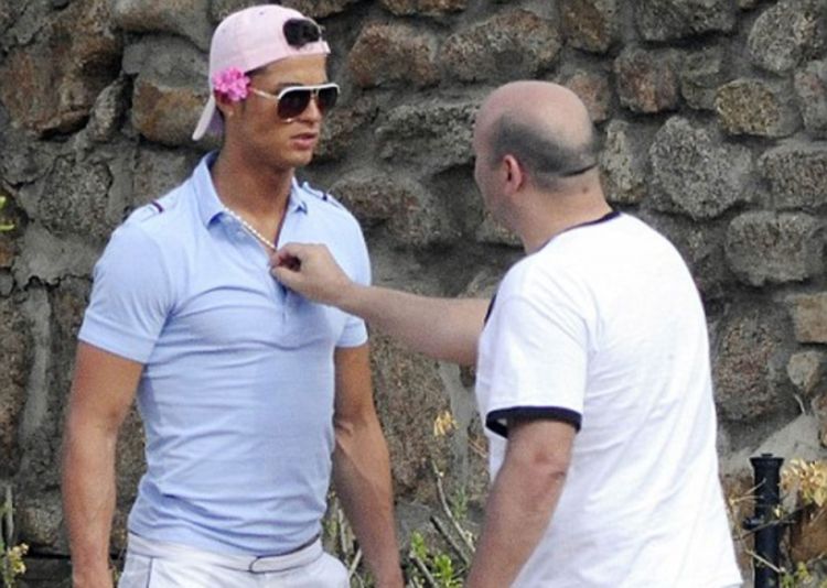 Kristijano Ronaldo s cvijetom iza uha