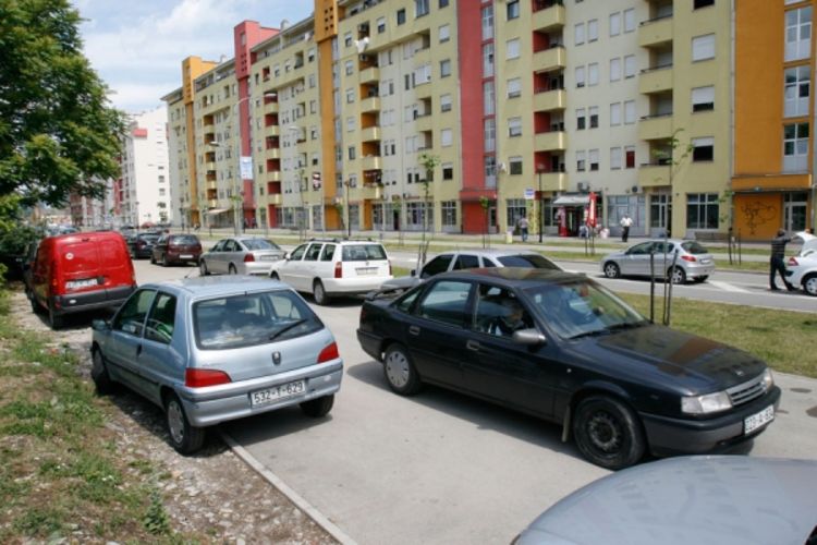 Parkiraju po javnim površinama   