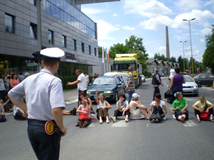 Radnici blokirali izlaz iz Tuzle