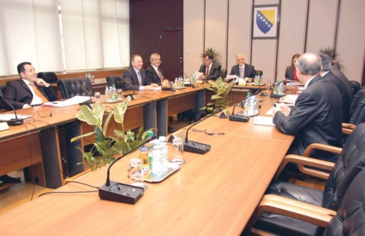Smanjenjem plata i toplog obroka do  ušteda