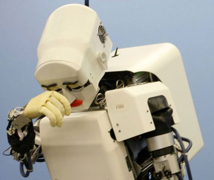 Kobain, humanoid koji pokazuje osjećanja