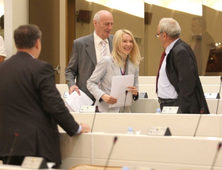 Najavljuju uštede novca, a plaćaju nove komisije