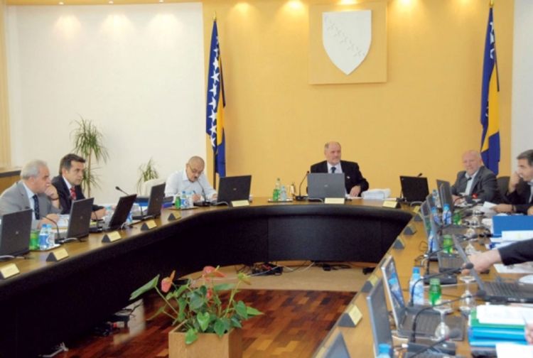 Zbog štednje prodaju osam vladinih auta