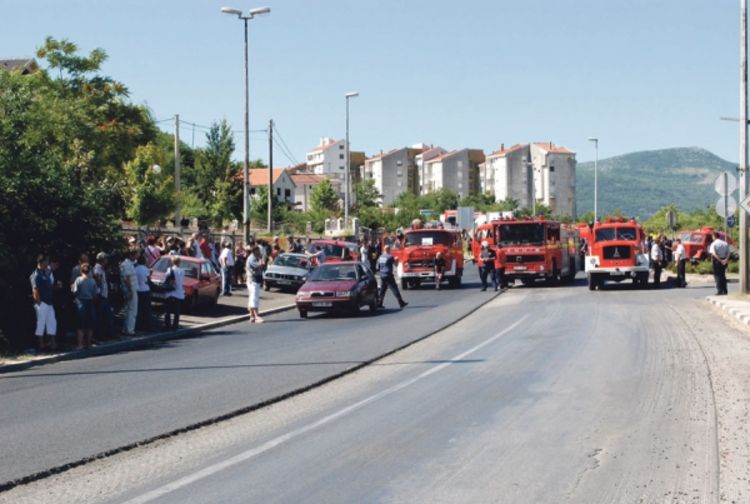 Vatrogasci blokirali put