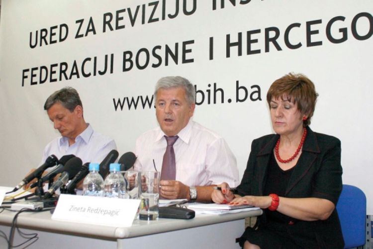 Milijarda potrošena, razvoja nema
