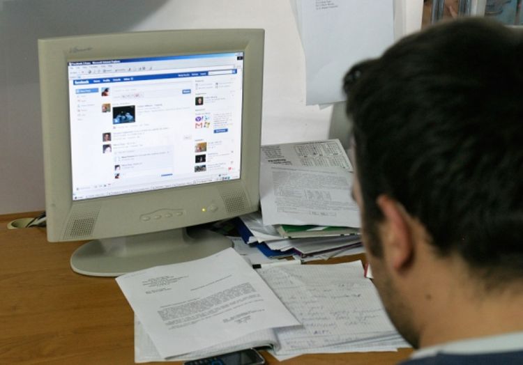 Skoro polovina građana ima profil na Fejsbuku
