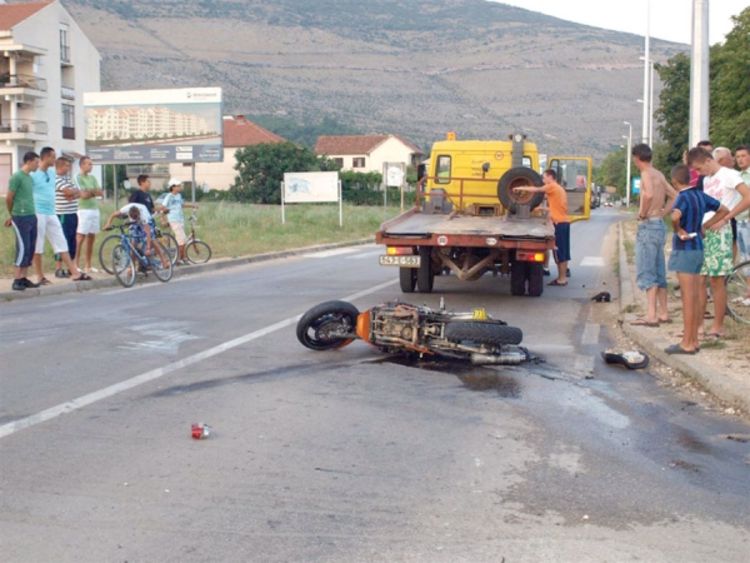 Staricu na pješačkom prelazu usmrtio motorom