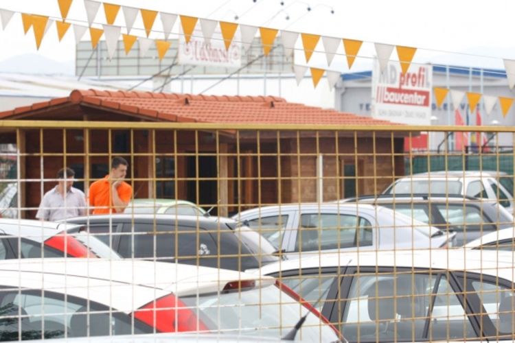 Automobile daju i za građevinski materijal