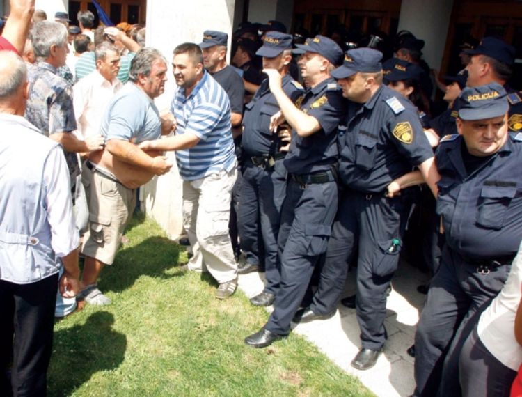 Naknade svima umanjene, borci prijete protestima