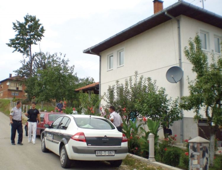 Izbola djecu na spavanju