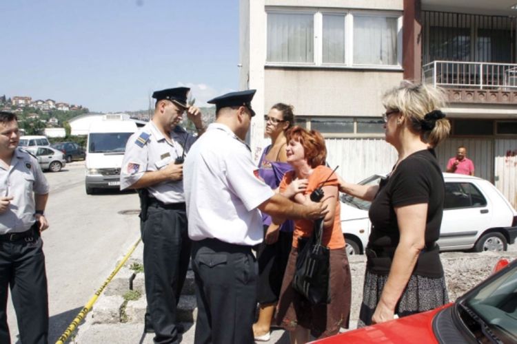 Izbodenu djevojku bacio sa šestog sprata
