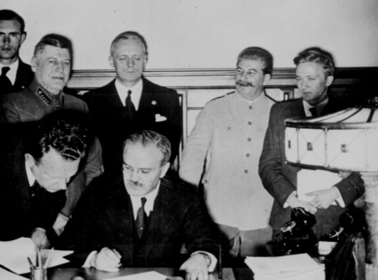 Skinut veo sa sporazuma Molotov - Ribentrop