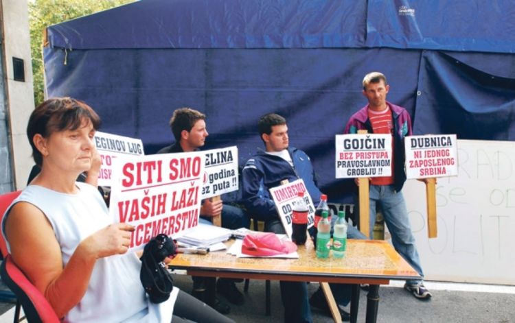 Srpski povratnici postavili šator ispred Vlade TK