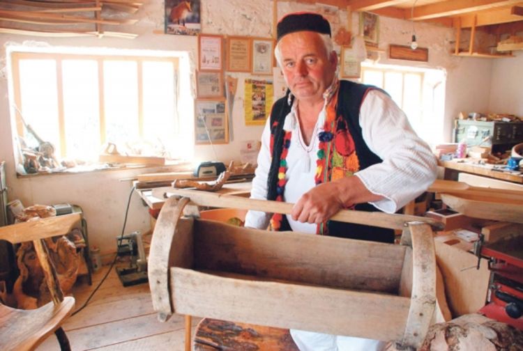 Tronožac poklonio i patrijarhu Pavlu