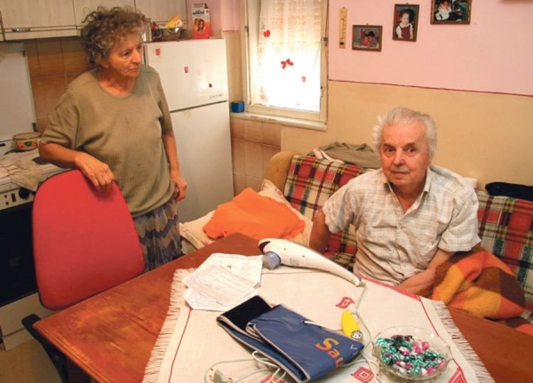 Djevojke varale penzionere