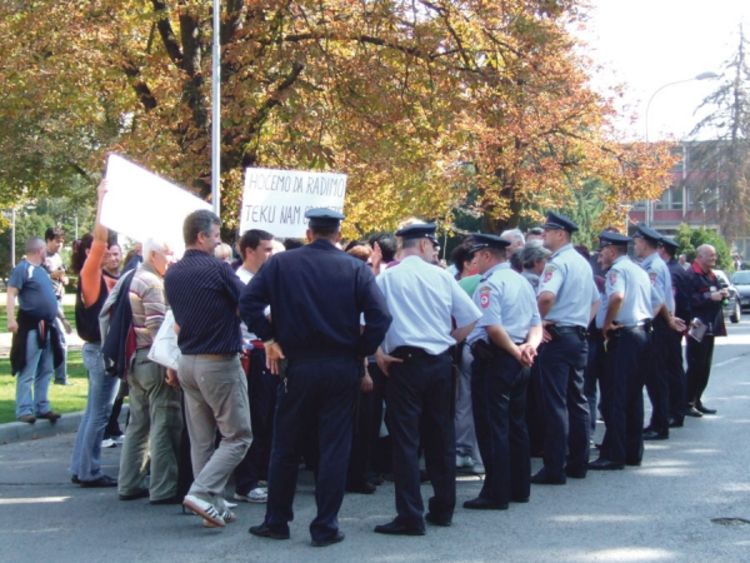 Spriječili pijačare da blokiraju zgradu opštine