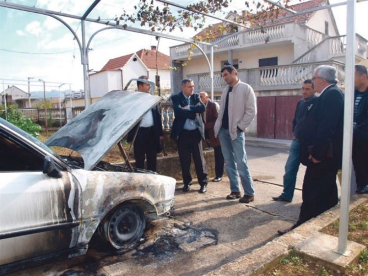 Odborniku zapaljen automobil