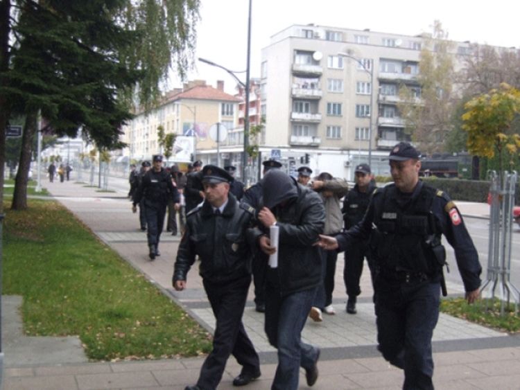 Dileri u pritvoru