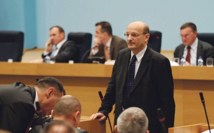 SNSD i PDP traže manje plate za poslanike