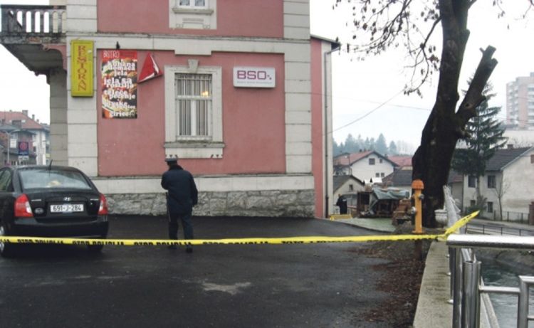 Pucnjem u glavu ubio ženu, pa sebe