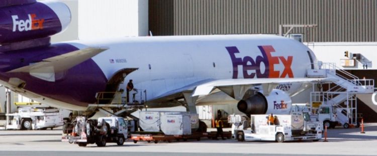 Dobit FedExa skliznula za trećinu