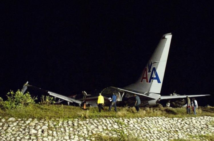 Avion se prepolovio pri slijetanju