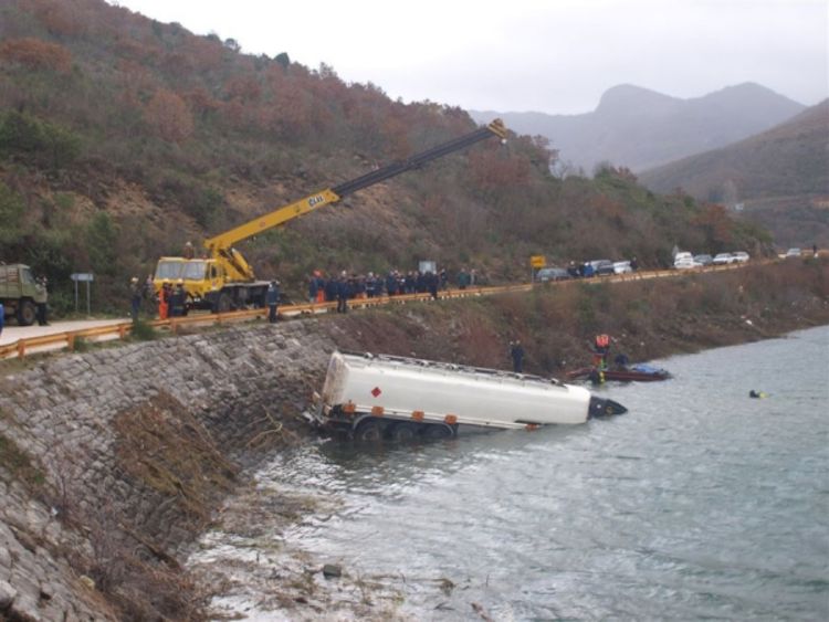 Poginuo sletjevši cisternom u jezero