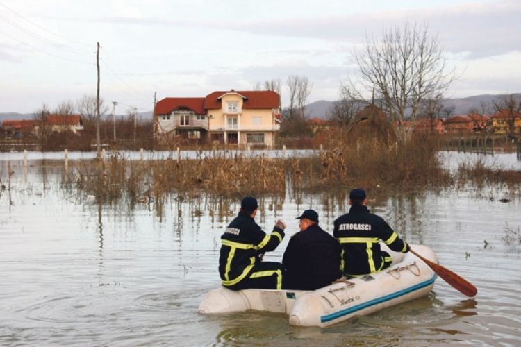 Mještane prevozili čamcima 