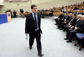 Ibran Mustafić provalio u salu bh. parlamenta da proslave Dan ...