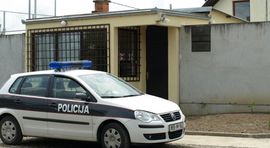 Sakrio se u zatvor od nasilnog komšije s pilom   